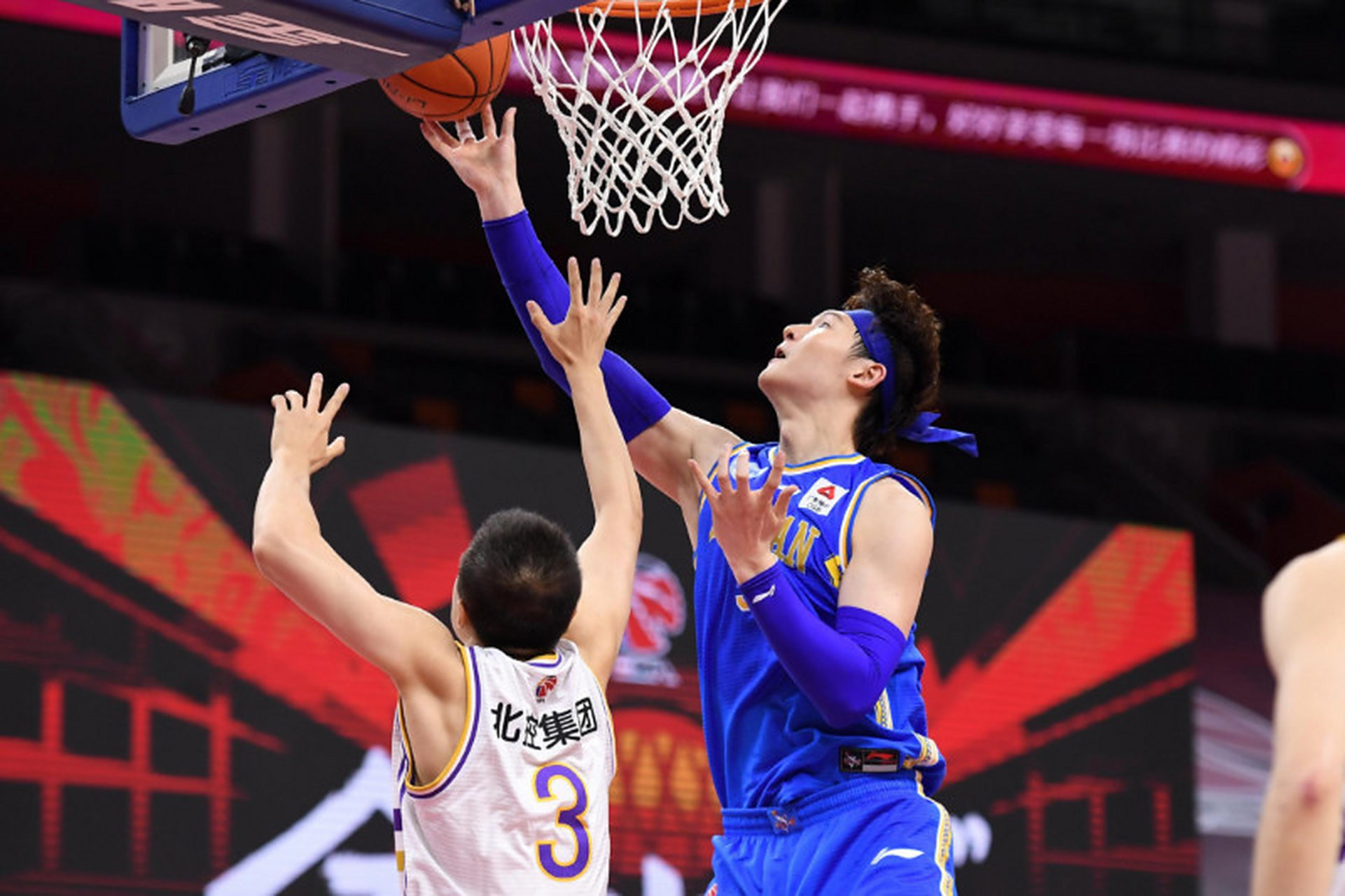 华体会app-湖南队与福建队在赛场上展开搏斗  第2张